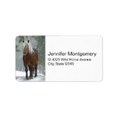 Bruin paard in een winterbos met sneeuwval etiket (Voorkant)