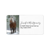 Bruin paard in een winterbos met sneeuwval etiket (Voorkant)