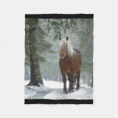 Bruin paard in een winterbos met sneeuwval fleece deken (Voorkant)
