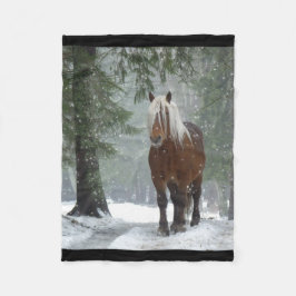 Bruin paard in een winterbos met sneeuwval fleece deken