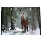 Bruin paard in een winterbos met sneeuwval groot cadeauzakje (Voorkant)