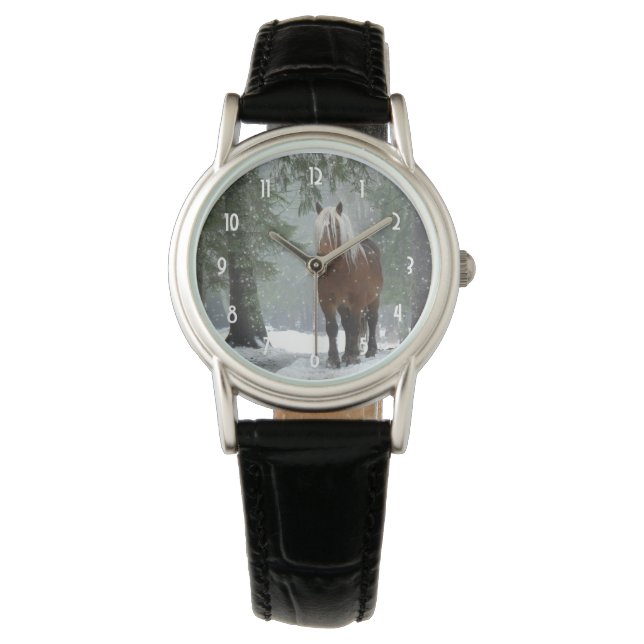 Bruin paard in een winterbos met sneeuwval horloge (Voorkant)