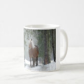 Bruin paard in een winterbos met sneeuwval koffiemok (Voorkant rechts)