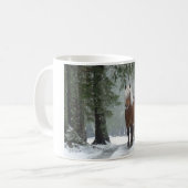 Bruin paard in een winterbos met sneeuwval koffiemok (Voorkant links)