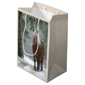 Bruin paard in een winterbos met sneeuwval medium cadeauzakje (Achterkant Gekanteld)