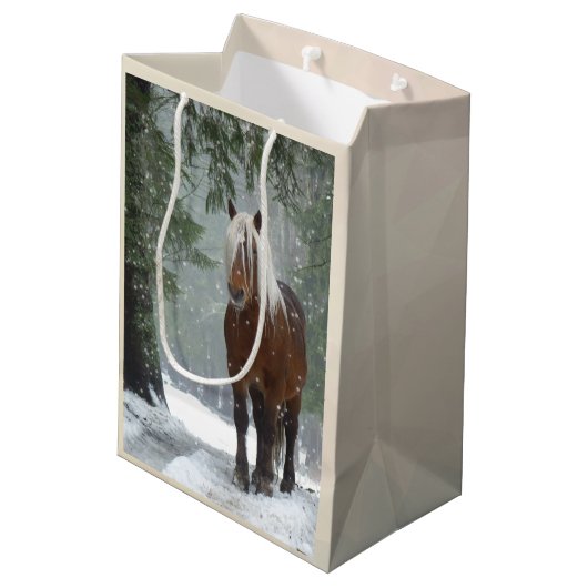 Bruin paard in een winterbos met sneeuwval medium cadeauzakje (Achterkant Gekanteld)