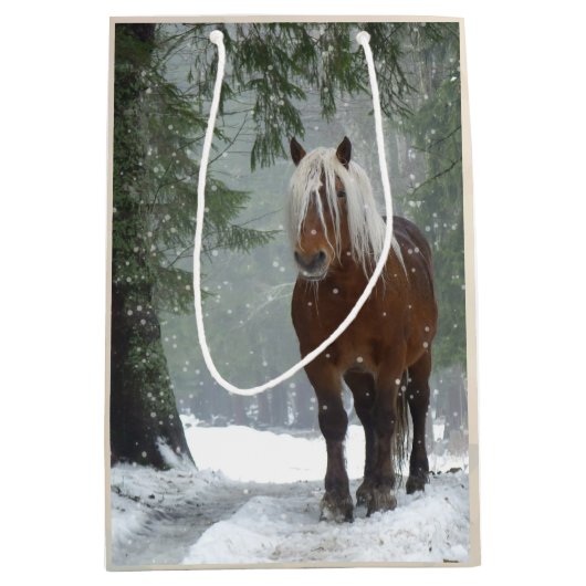 Bruin paard in een winterbos met sneeuwval medium cadeauzakje (Voorkant)