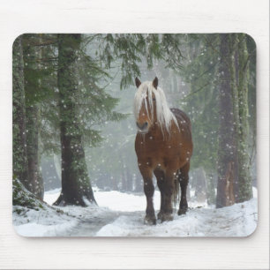 Bruin paard in een winterbos met sneeuwval muismat
