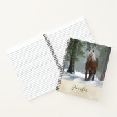 Bruin paard in een winterbos met sneeuwval notitieboek (Binnen)