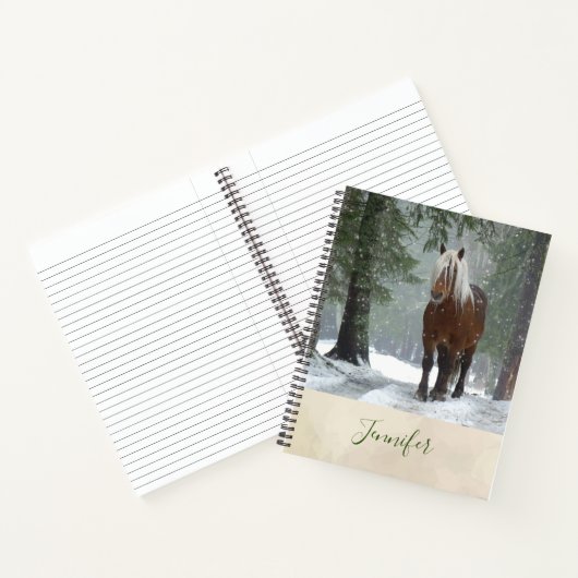 Bruin paard in een winterbos met sneeuwval notitieboek (Binnen)
