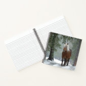 Bruin paard in een winterbos met sneeuwval notitieboek (Binnen)