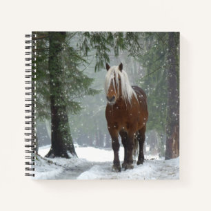 Bruin paard in een winterbos met sneeuwval notitieboek