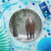 Bruin paard in een winterbos met sneeuwval papieren bordje (Feest)