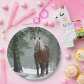 Bruin paard in een winterbos met sneeuwval papieren bordje (Feest)