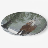 Bruin paard in een winterbos met sneeuwval papieren bordje (Gekanteld)