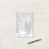 Bruin paard in een winterbos met sneeuwval post-it® notes (Op bureau)