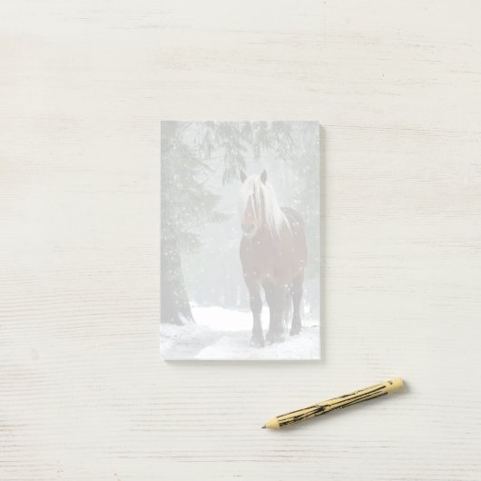 Bruin paard in een winterbos met sneeuwval post-it® notes (Op bureau)