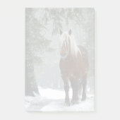 Bruin paard in een winterbos met sneeuwval post-it® notes (Voorkant)