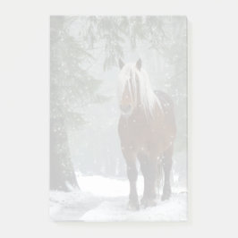 Bruin paard in een winterbos met sneeuwval post-it® notes