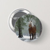 Bruin paard in een winterbos met sneeuwval ronde button 5,7 cm (Voorkant /achterkant)
