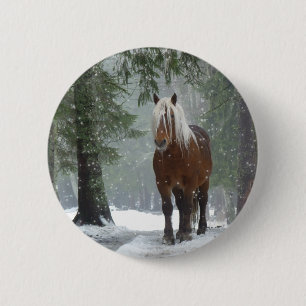 Bruin paard in een winterbos met sneeuwval ronde button 5,7 cm