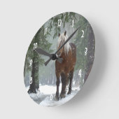 Bruin paard in een winterbos met sneeuwval ronde klok (Hoek)