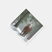 Bruin paard in een winterbos met sneeuwval servet (Hoek)