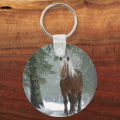 Bruin paard in een winterbos met sneeuwval sleutelhanger (Voorkant)