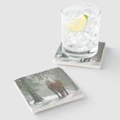 Bruin paard in een winterbos met sneeuwval stenen onderzetter (Zijkant)