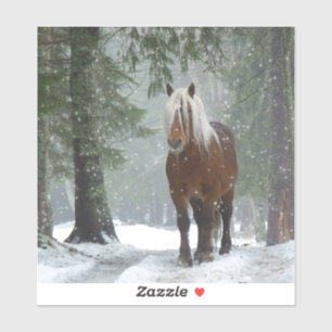Bruin paard in een winterbos met sneeuwval sticker