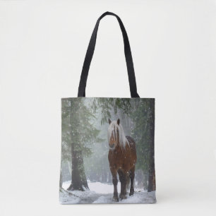 Bruin paard in een winterbos met sneeuwval tote bag