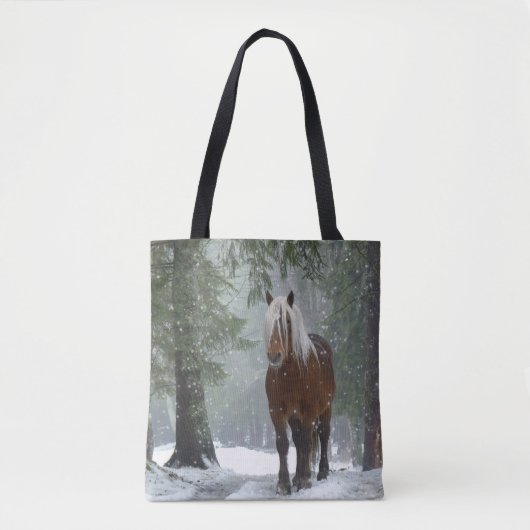 Bruin paard in een winterbos met sneeuwval tote bag (Voorkant)