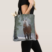 Bruin paard in een winterbos met sneeuwval tote bag (Dichtbij)