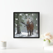 Bruin paard in een winterbos met sneeuwval vierkante klok (Huis)