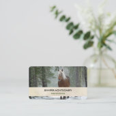 Bruin paard in een winterbos met sneeuwval visitekaartje (Staand voorkant)