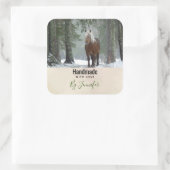 Bruin Paard in een Winterbos Vierkante Sticker (Tas)
