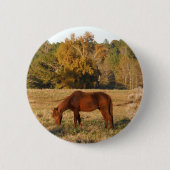 Bruin paard in geel boomveld ronde button 5,7 cm (Voorkant)
