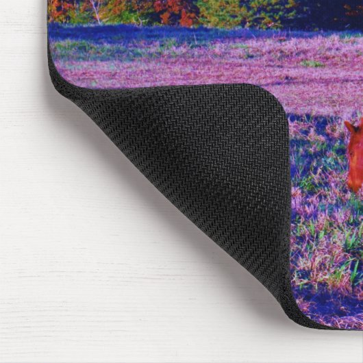 Bruin paard in Paarse gras Muismat (Hoek)