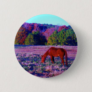 Bruin paard in Paarse gras Ronde Button 5,7 Cm