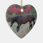 Bruin paard in rode herfstbomen keramisch ornament (Rechts)