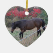Bruin paard in rode herfstbomen keramisch ornament (Voorkant)