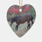 Bruin paard in rode herfstbomen keramisch ornament (Links)