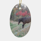Bruin paard in rode herfstbomen keramisch ornament (Links)
