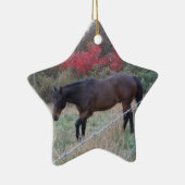 Bruin paard in rode herfstbomen keramisch ornament (Rechts)