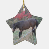 Bruin paard in rode herfstbomen keramisch ornament (Links)