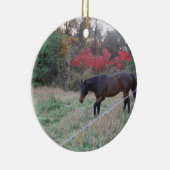 Bruin paard in rode herfstbomen keramisch ornament (Rechts)
