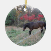 Bruin paard in rode herfstbomen keramisch ornament (Voorkant)