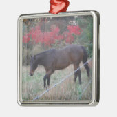 Bruin paard in rode herfstbomen metalen ornament (Links)
