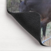 Bruin paard in rode herfstbomen muismat (Hoek)