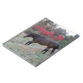 Bruin paard in rode herfstbomen notitieboek (Linkerzijde)